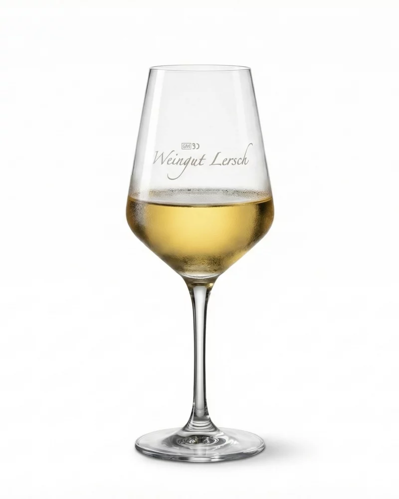 Weinglas vor dem Keller des Weinguts Lersch an der Nahe